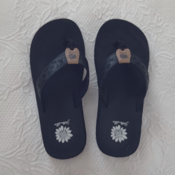 Yellow Box Benji black size 8.5 flip flops - Picture 1 of 4